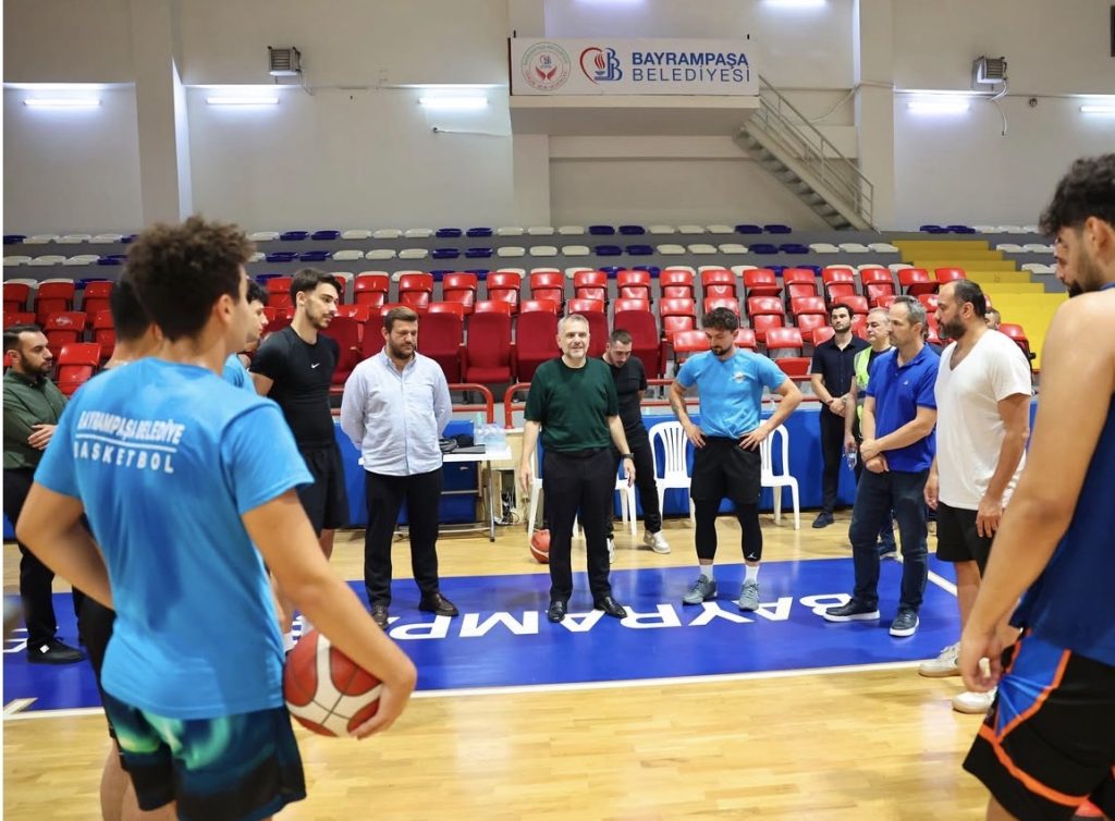 Başkan V. İbrahim Akın’dan Bayrampaşa Belediyespor Basketbol Takımı’na Moral Ziyareti