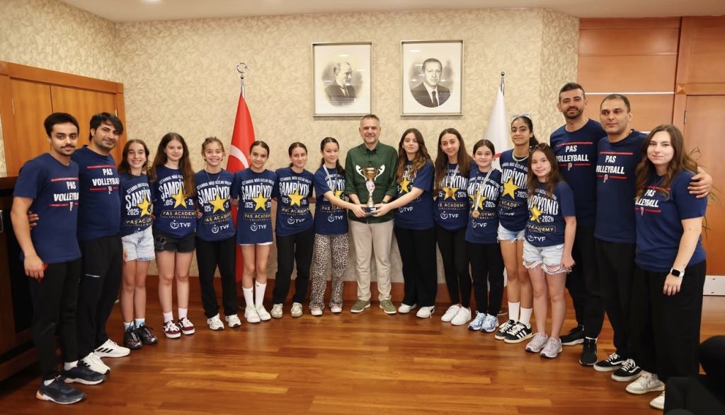 İstanbul Midi Kızlar Voleybol Şampiyonu Pas Akademi’den Başkan İbrahim Akın’a Ziyaret